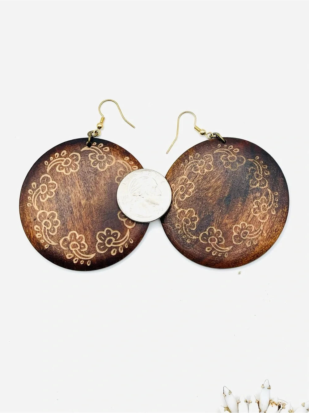 Vtg Boho Round Dark Brown Engraved Wooden Drop Dangle Earrings Floral Wreath
